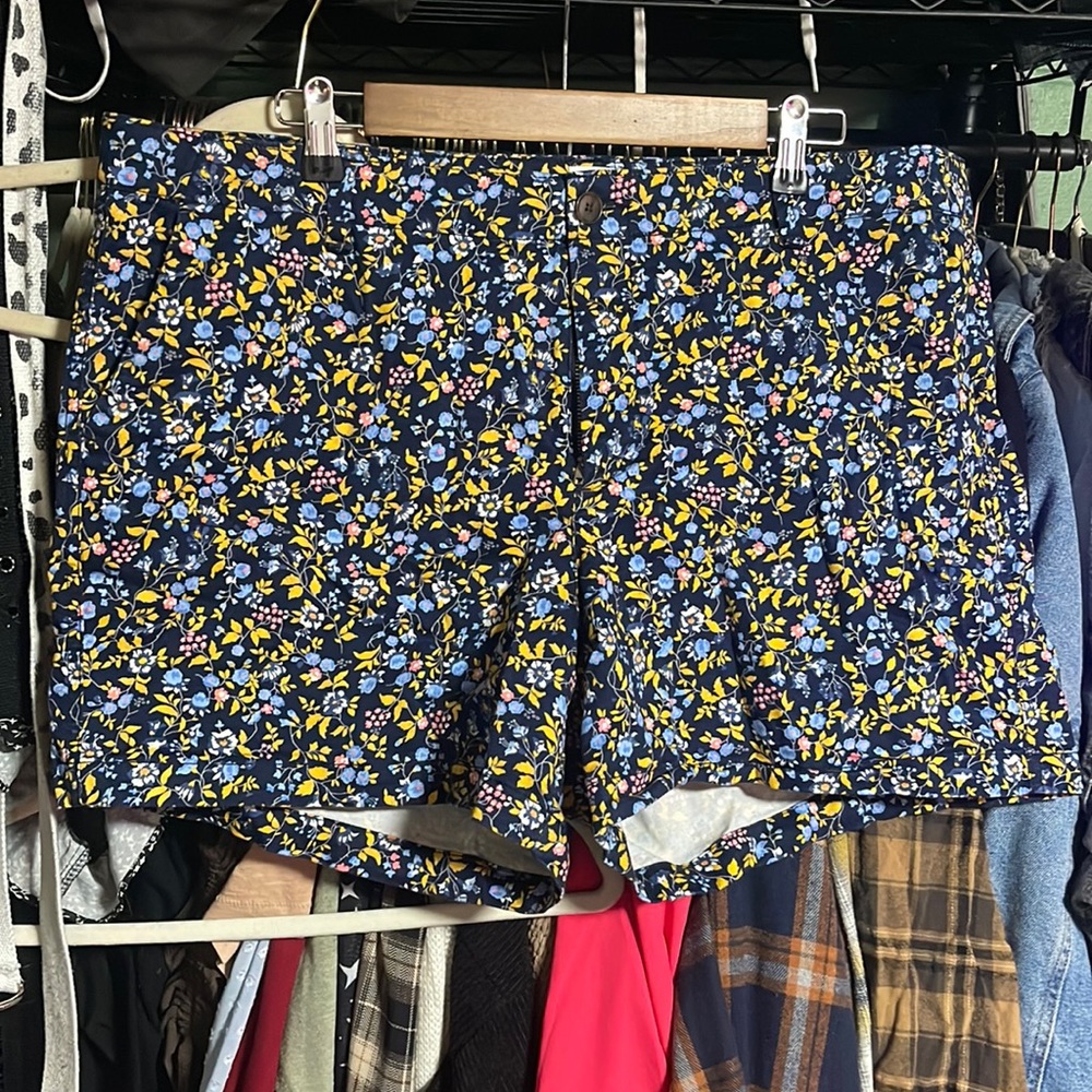 Floral zip up city shorts